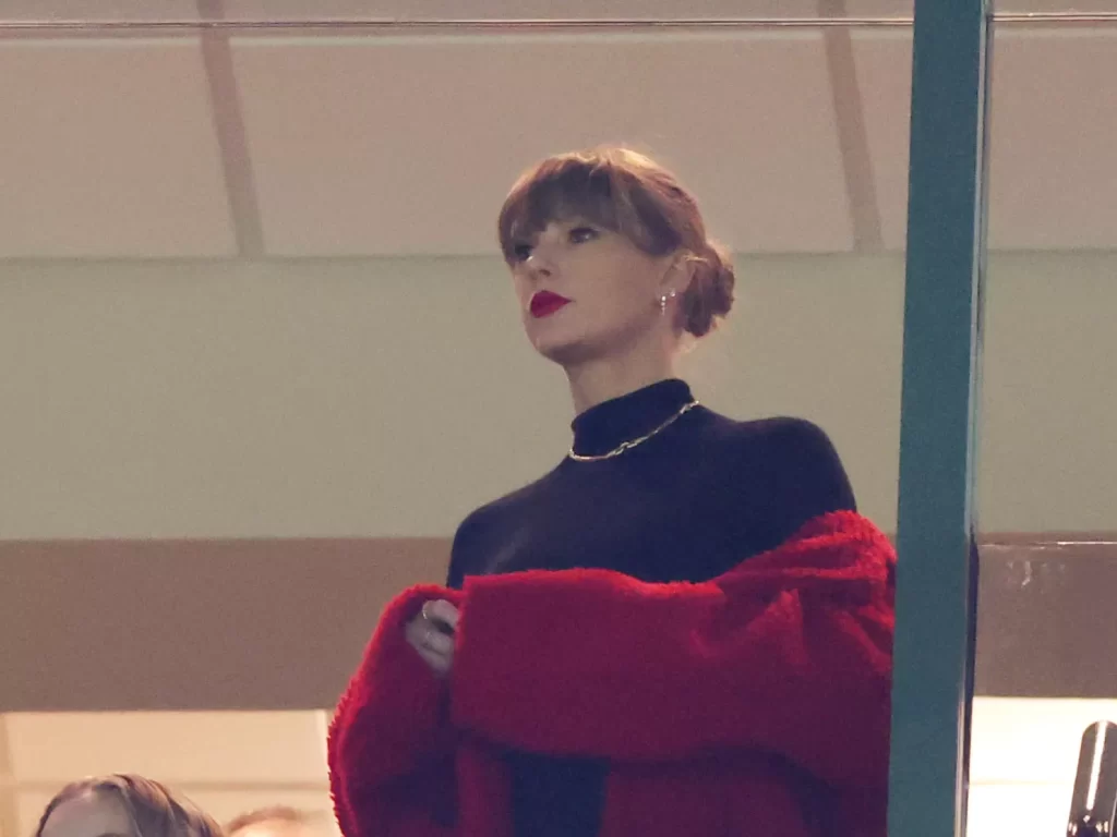 Taylor Swift crée des manteaux rouges : en voici 11 que nous aimons插图