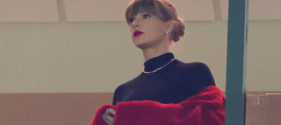 Taylor Swift crée des manteaux rouges : en voici 11 que nous aimons缩略图