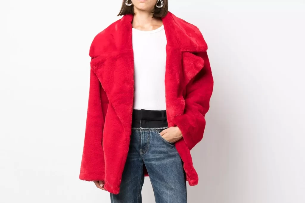 Taylor Swift crée des manteaux rouges : en voici 11 que nous aimons插图1