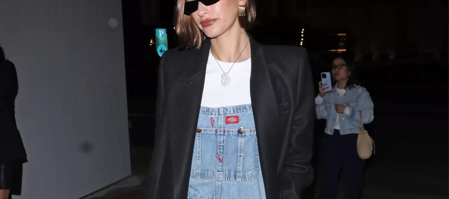 Hailey Bieber portait un manteau à 2 800 $ avec une salopette en jean à 45 $ d’Amazon缩略图