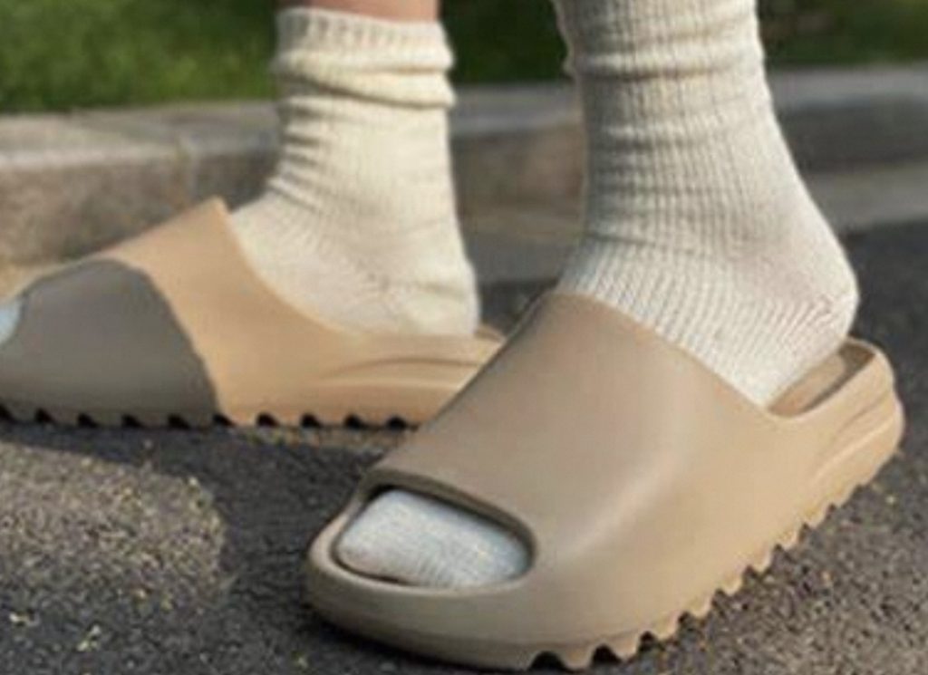 yeezy slides men